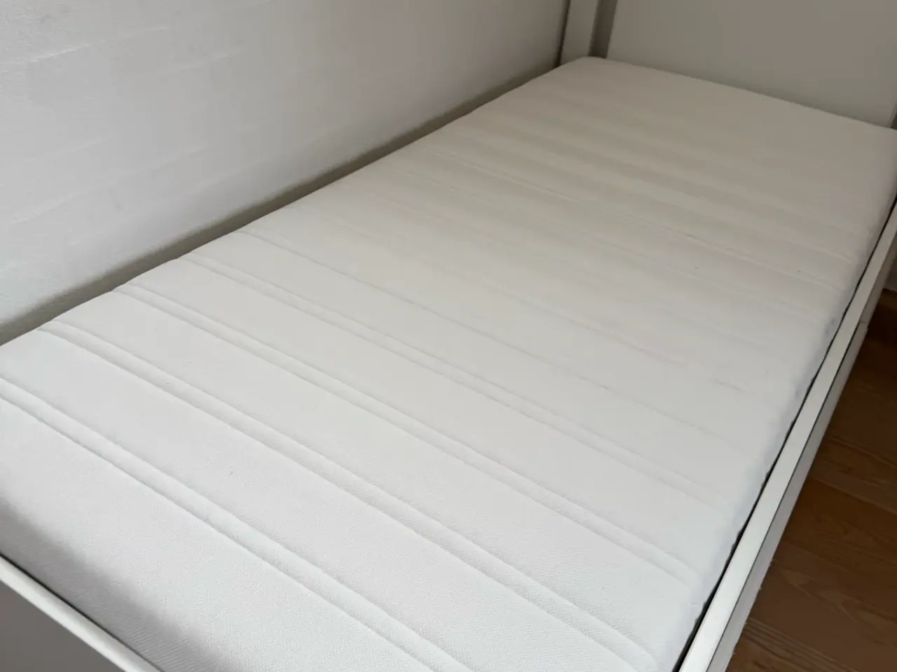 Billede 3 - Enkeltseng med 2 store skuffer incl madras, 