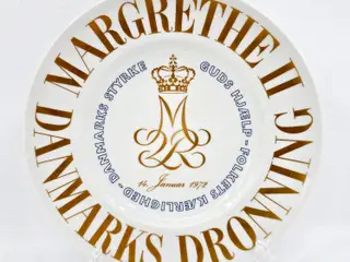 B & G Mindeplatte Dronning Margrethe ll Tronbestigelse År 1972. Sortering 1