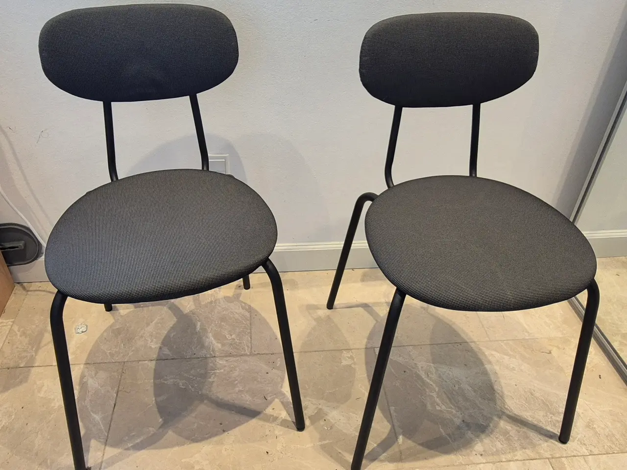 Billede 4 - Moderne spisebord med 2 stole – sort minimalistisk