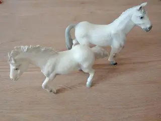 To Bullyland heste