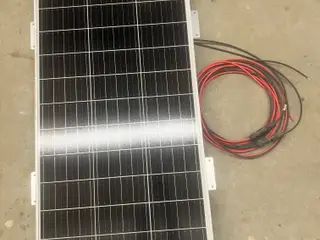 Solcellepanel med lille kontrolboks