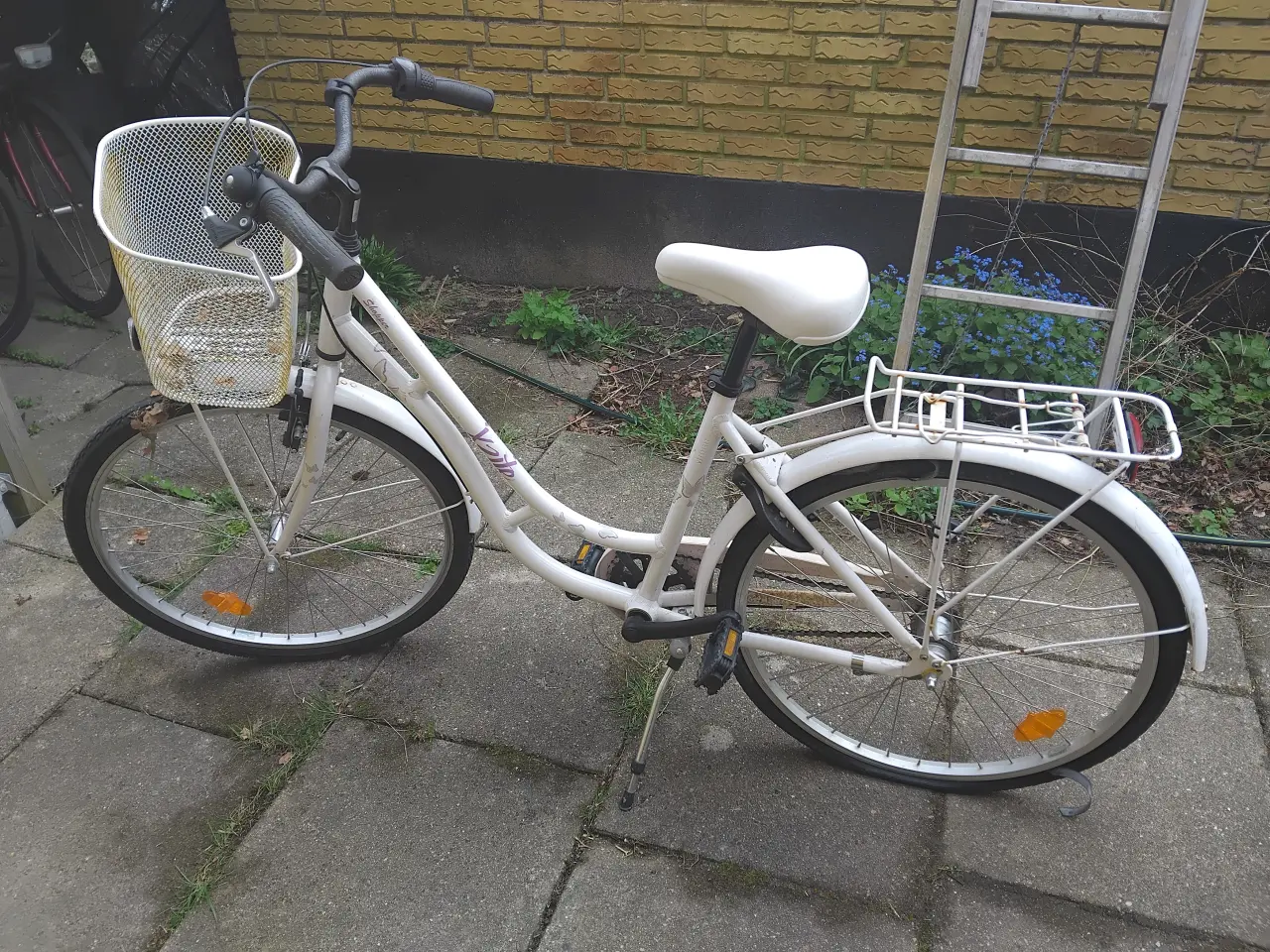 Billede 2 - Pigecykel hvid med lyserøde sommerfugle