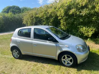 Toyota Yaris 1,3 årgang 2002benzin kM 129.900