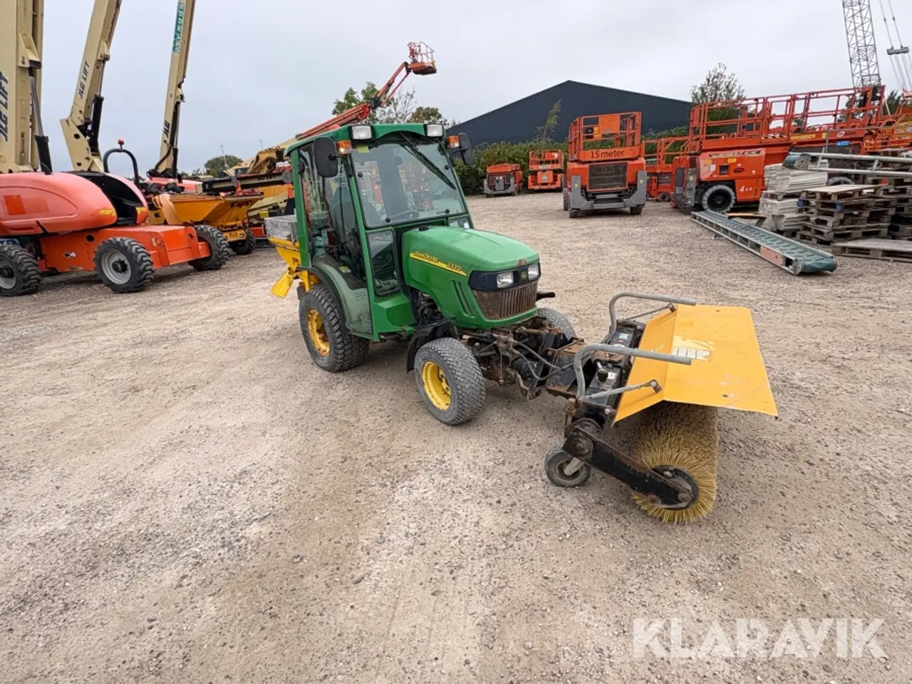 Billede 2 - Traktor John Deere 2320 med kost og spreder