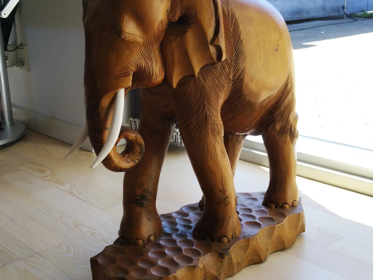 Billede 3 - Håndskåret træskulptur af elefant meget detaljeret