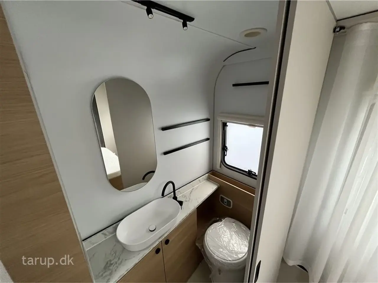 Billede 21 - 2026 - Adria Adora 613 UT Fritstående dobbeltseng (Queens Bed), endebade-værelse, el-gulv-varme, panorama-vindue, Truma blæservarme, stort køleskab