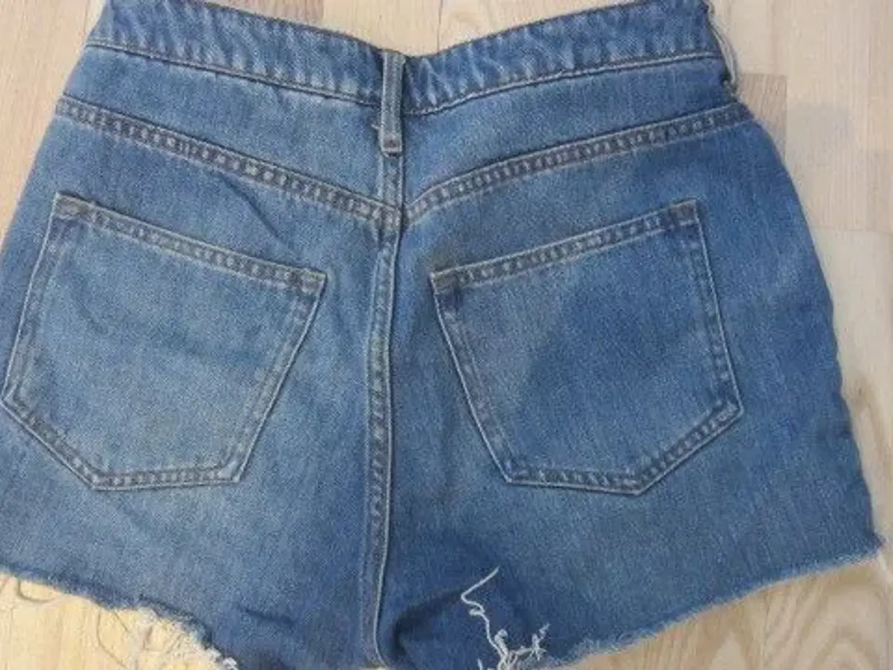 Billede 2 - Str. 36, shorts i slidt look