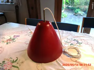 Rød pendel lampe i metal med hvid inderside sælges