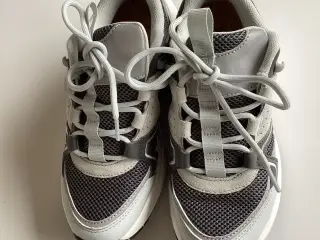 Woden grå sneakers