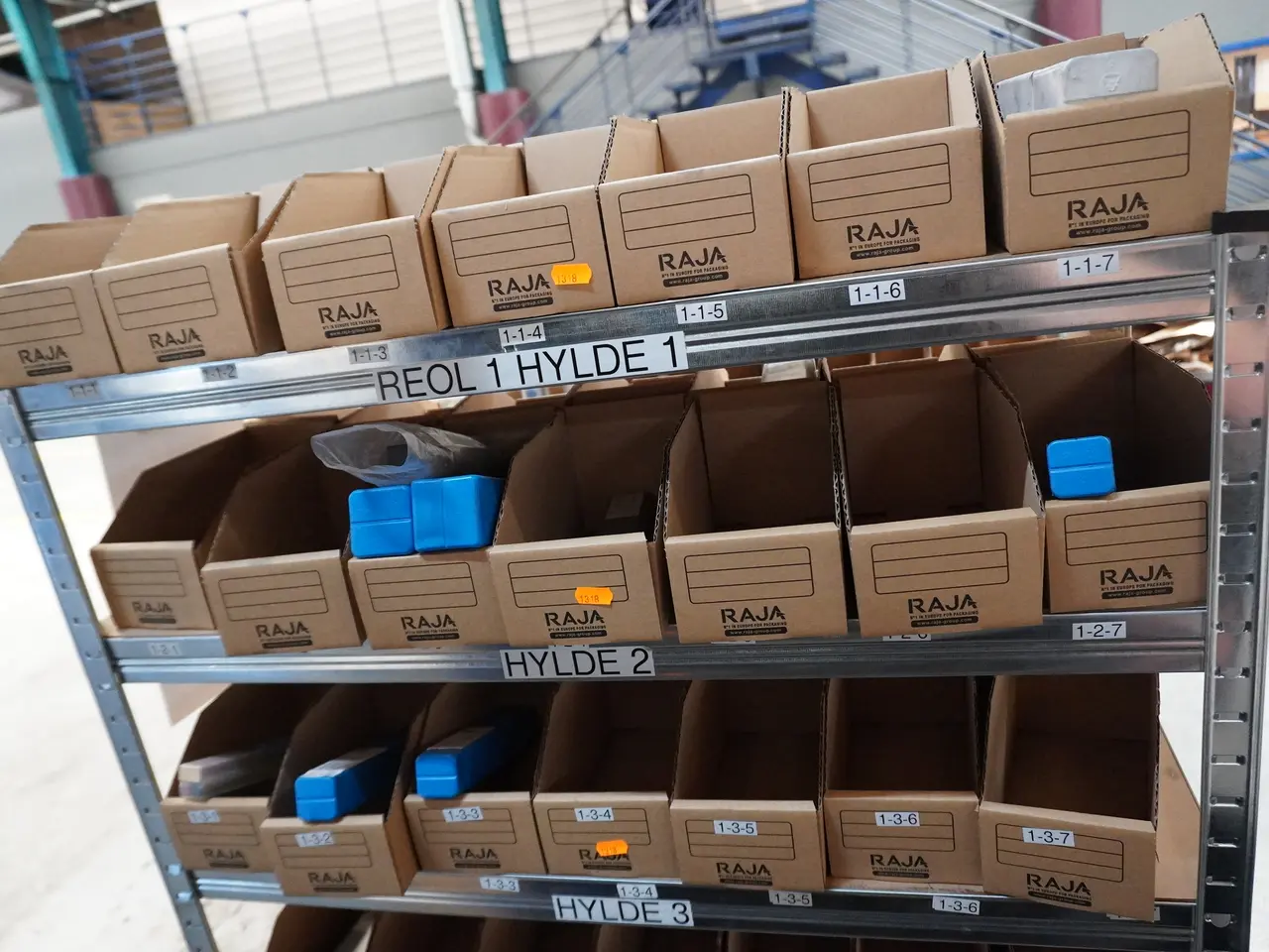 Billede 1 - Kasser med bor, stikstål m.m.