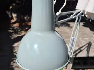 Velholdt grå arkitektlampe med rækkevidde
