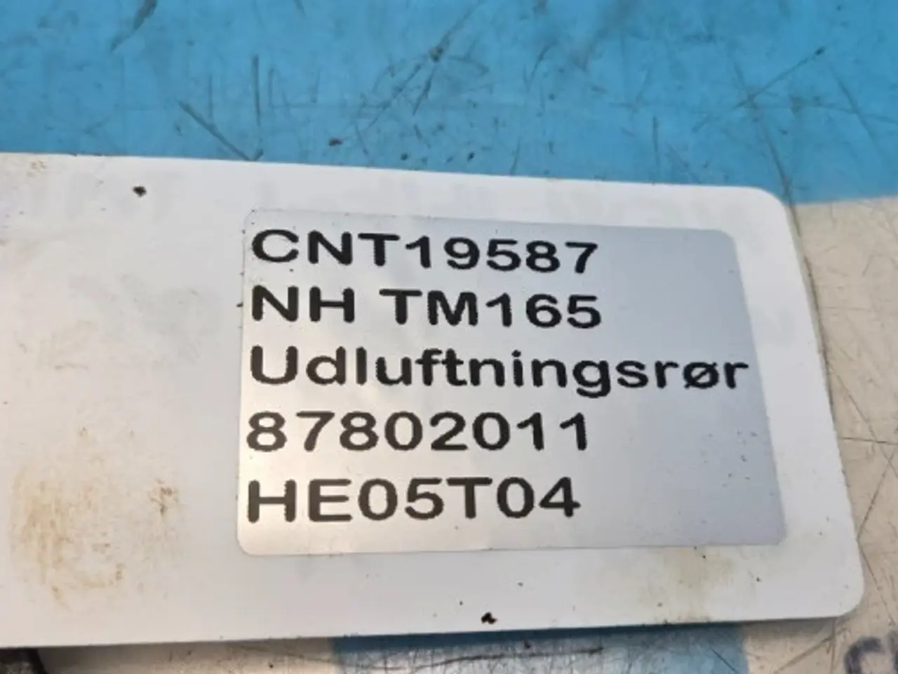 Billede 11 - New Holland TM165 Udluftningsrør 87802011