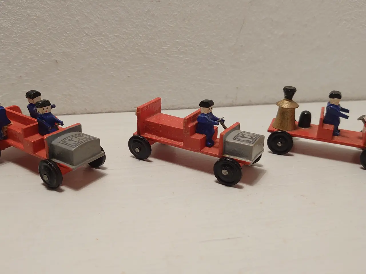 Billede 2 - Erzgebirge:3stk brandbiler i træ m 5 figurer.1940?