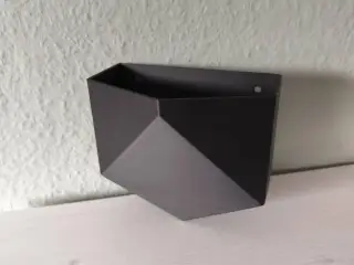 Unik væghængt planteholder i low-poly design