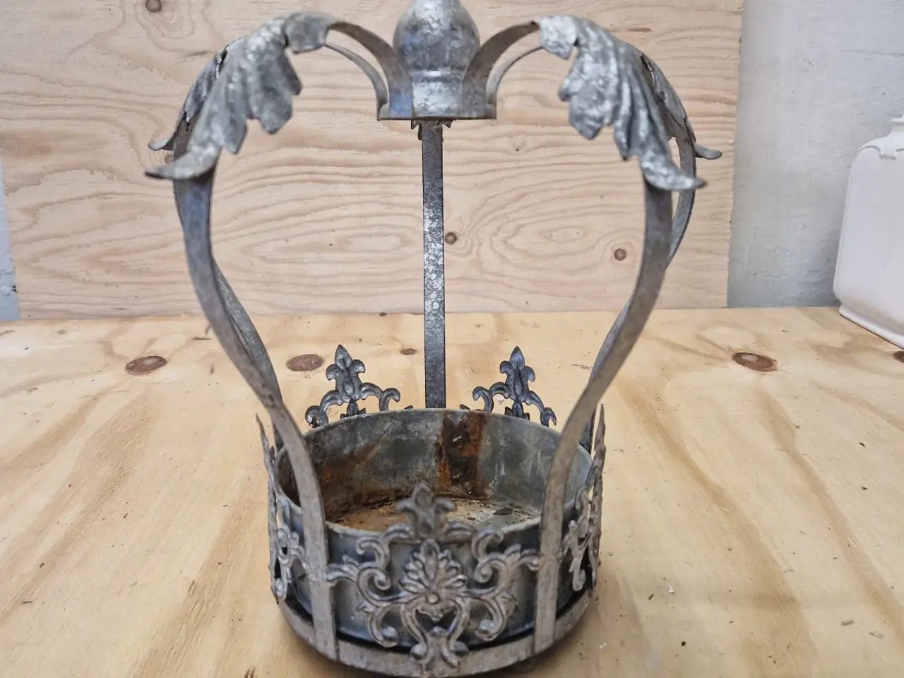 Billede 3 - Dekorativ krone I metal med patina