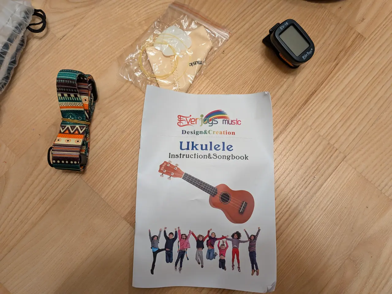 Billede 7 - Everjoys ukulele med taske og tilbehør – ubrugt