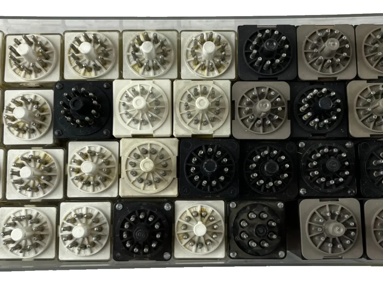 Billede 1 - Schrack MT323024 24V Plug-In relæ parti 32 stk. +