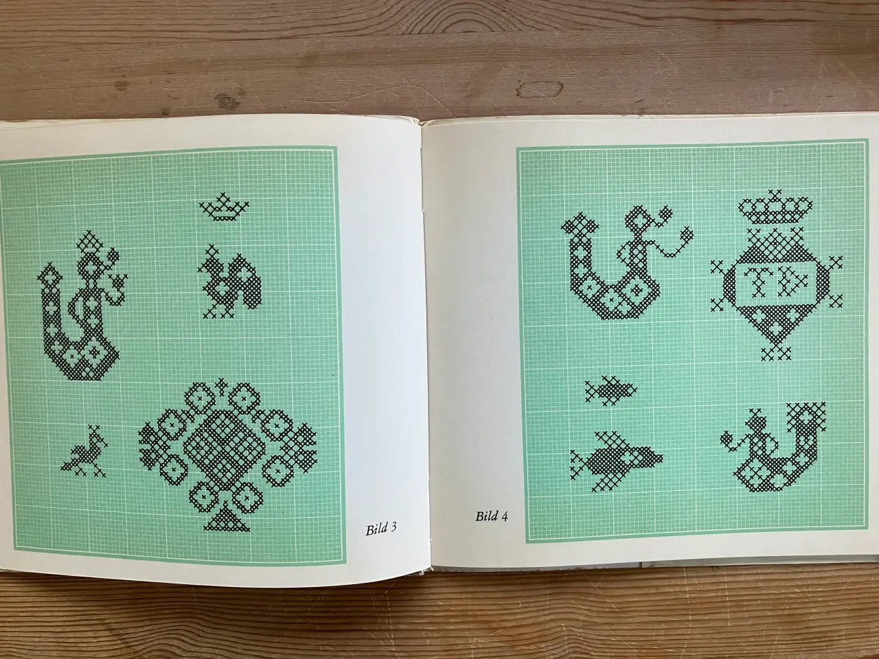 Billede 13 - To gamle håndarbejdshæfter, korssting m.m.