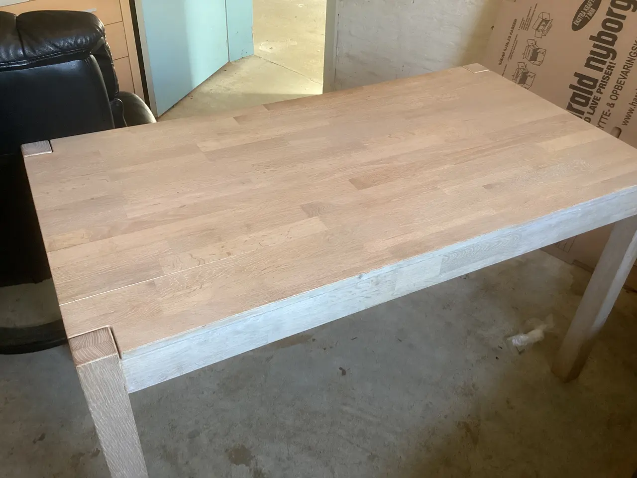 Billede 2 - Skrivebord med stor skuffe i sæbebehandlet eg