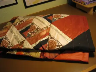 Quiltet tæppe i patchwork