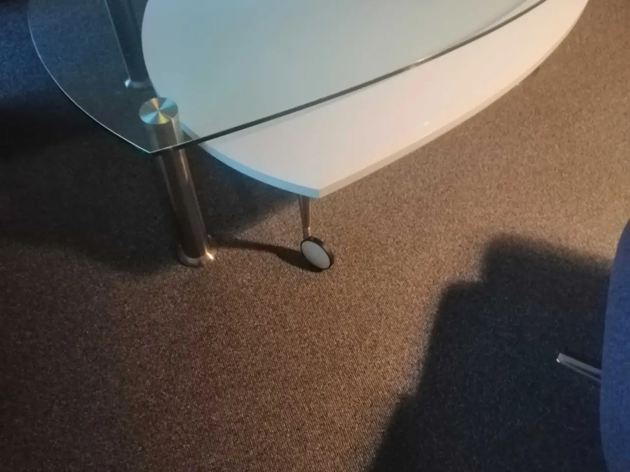 Billede 1 - Sofabord/glasplade, med hvid underbord og to hjul