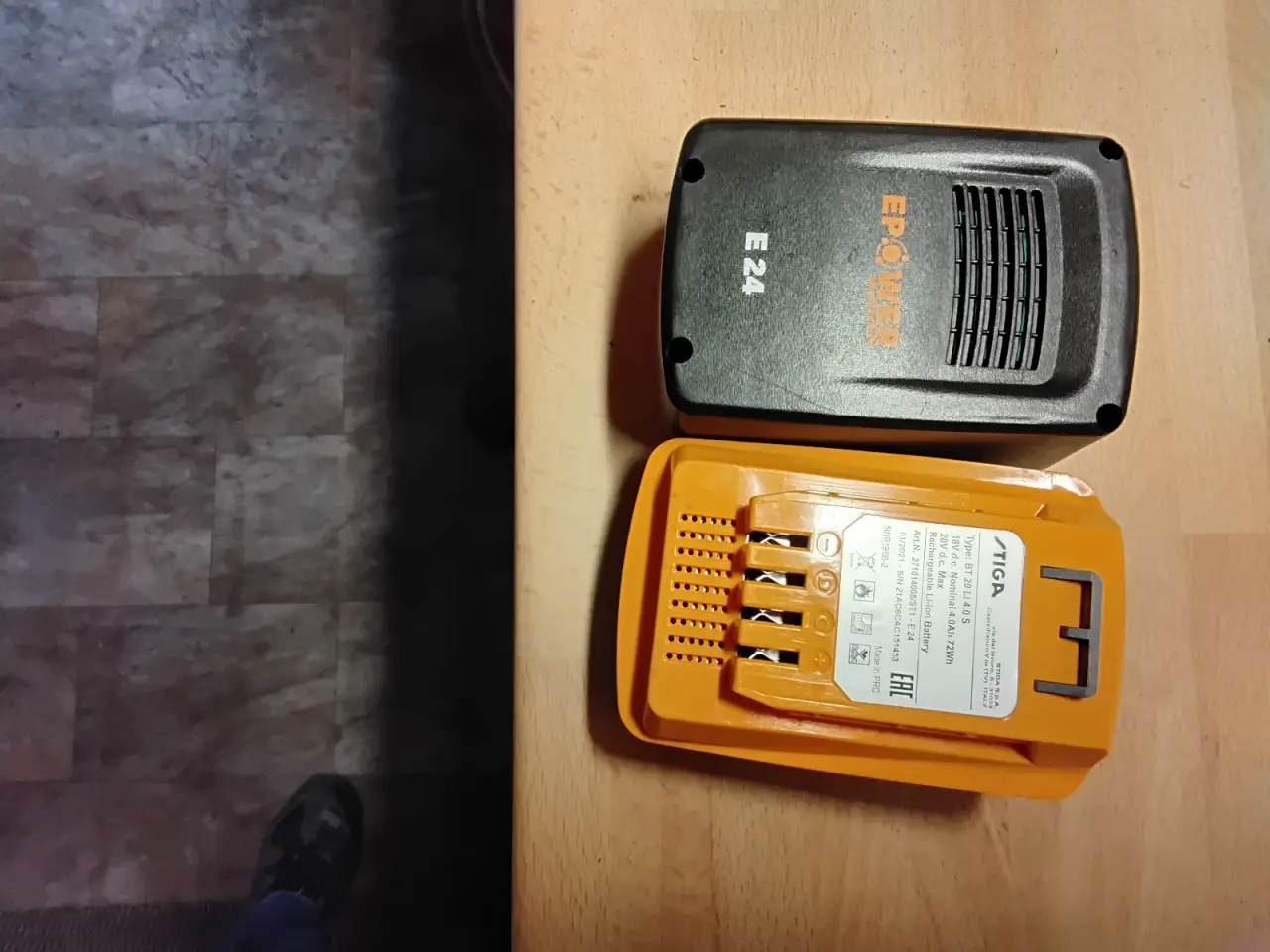 Billede 1 - 2 stk. 18vbatterier med lader til Stiga batteriplæ