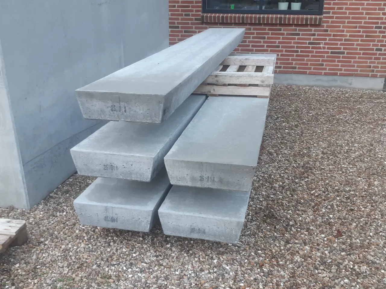 Billede 1 - Betonsøjler, lukket plade