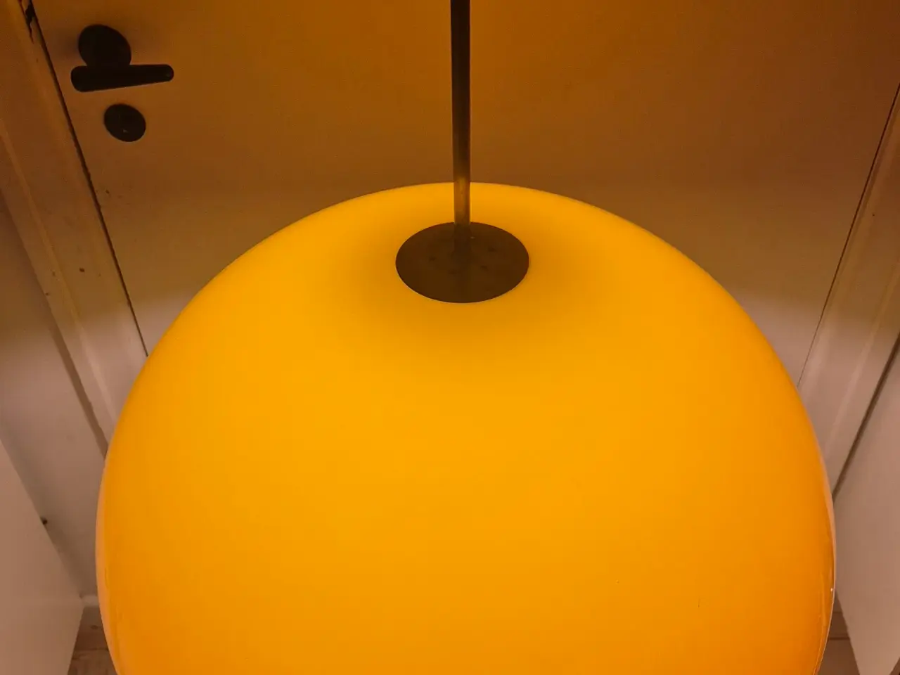 Billede 6 - Giga retrolampe i transparent gul plast