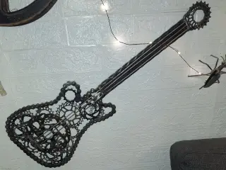 guitarer i metal skrot til væg