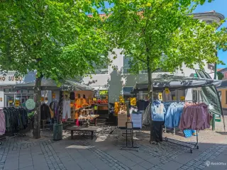 Fantastisk lejemål i Roskildes absolutte centrum. placeret midt i gågaden og rummer et areal på hele 578 kvm.