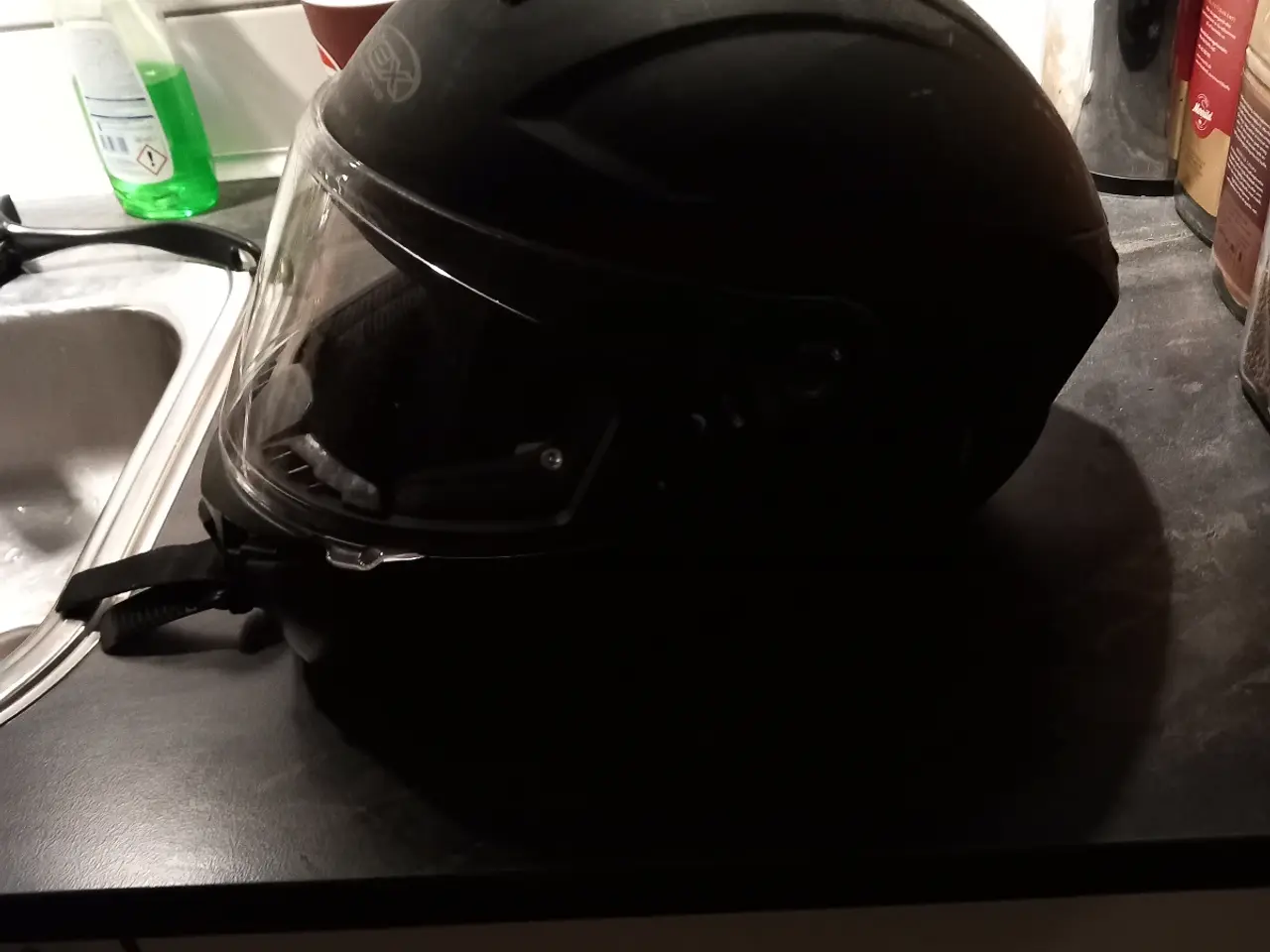 Billede 1 - En styrthjelm til scooter eller mc til salg 