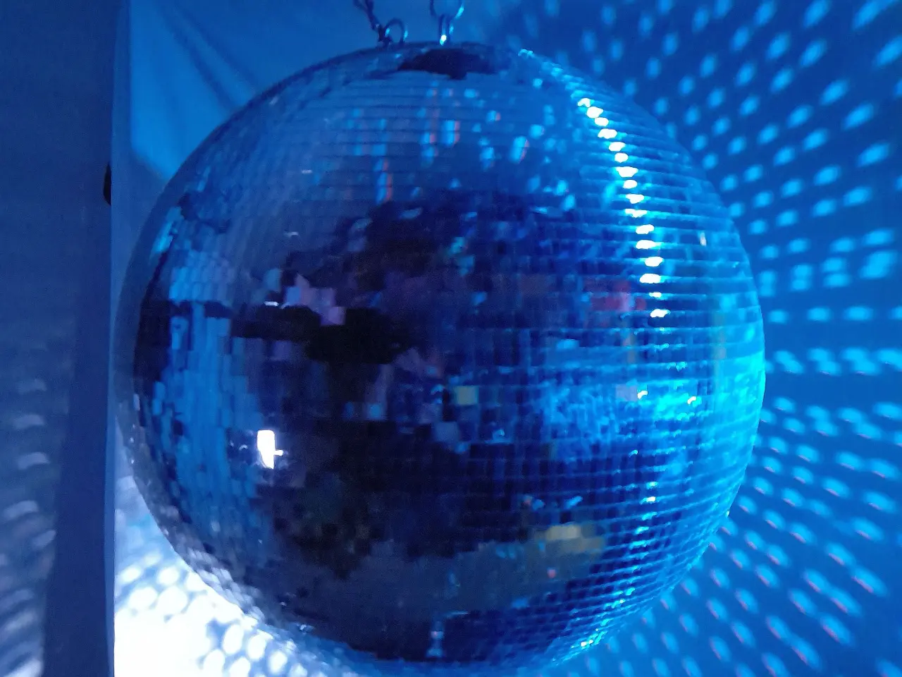 Billede 2 - Udlejes - 50cm. DISCOKUGLE, SPEJLKUGLE, MIRRORBALL