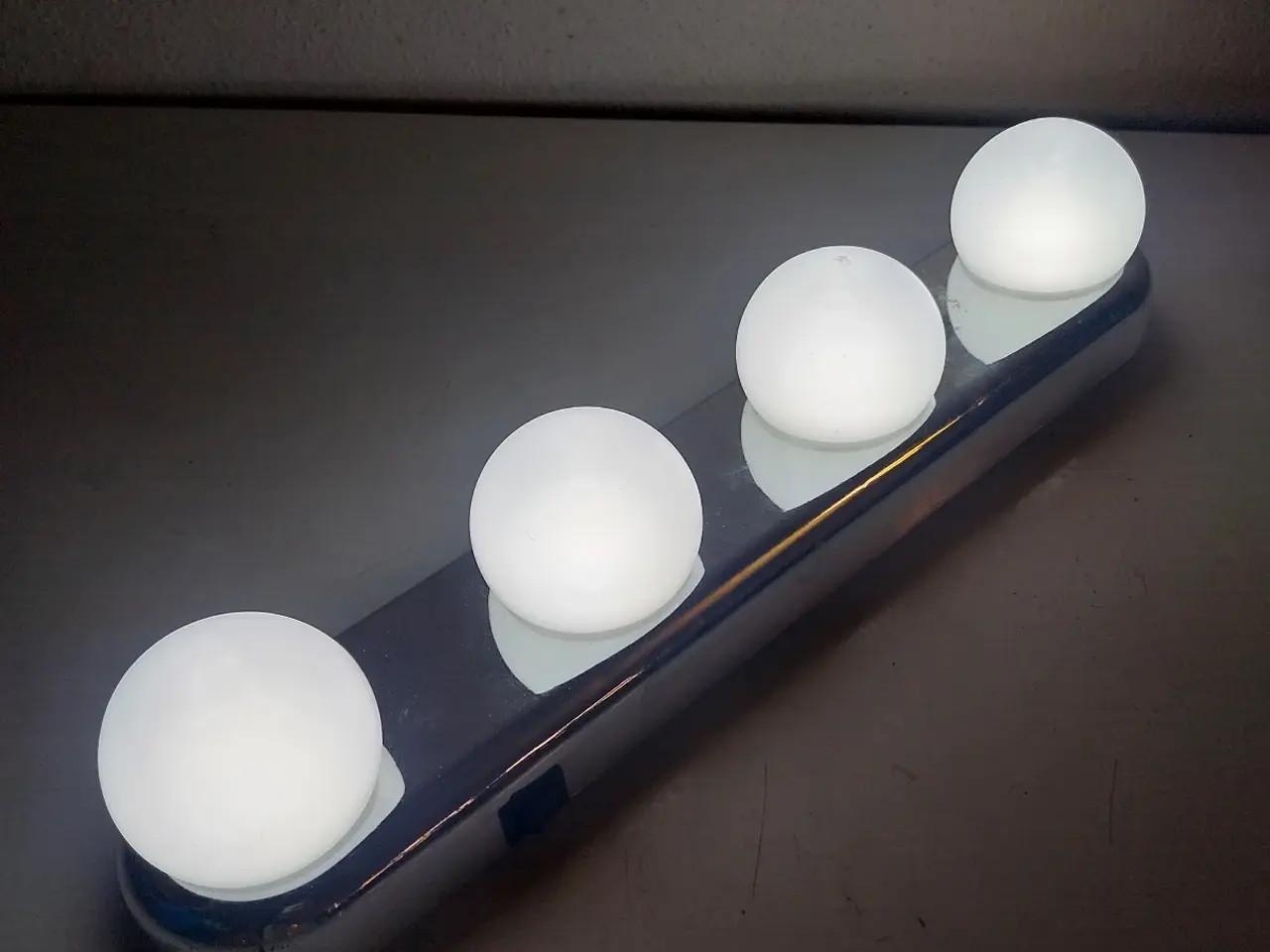 Billede 1 - Lampe. Makeup-lys med 4 pærer