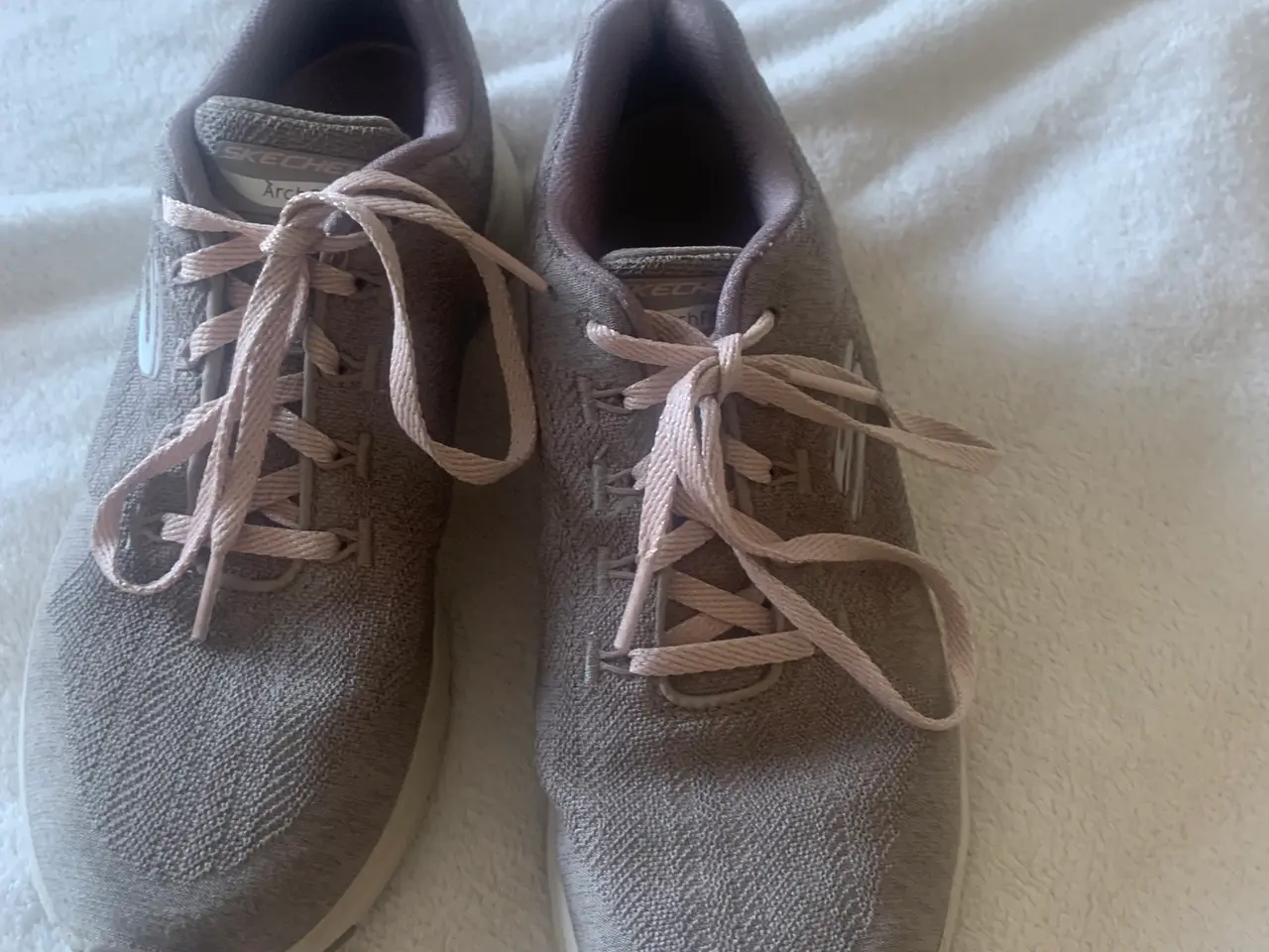 Billede 2 - Flotte sketcher Arch fit sko