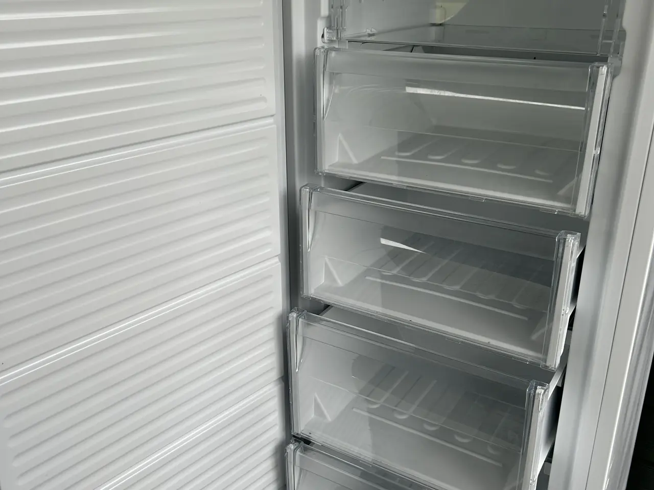 Billede 3 - Whirlpool skabsfryser netto 256L