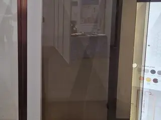 Brun glas, dør + fastvæg