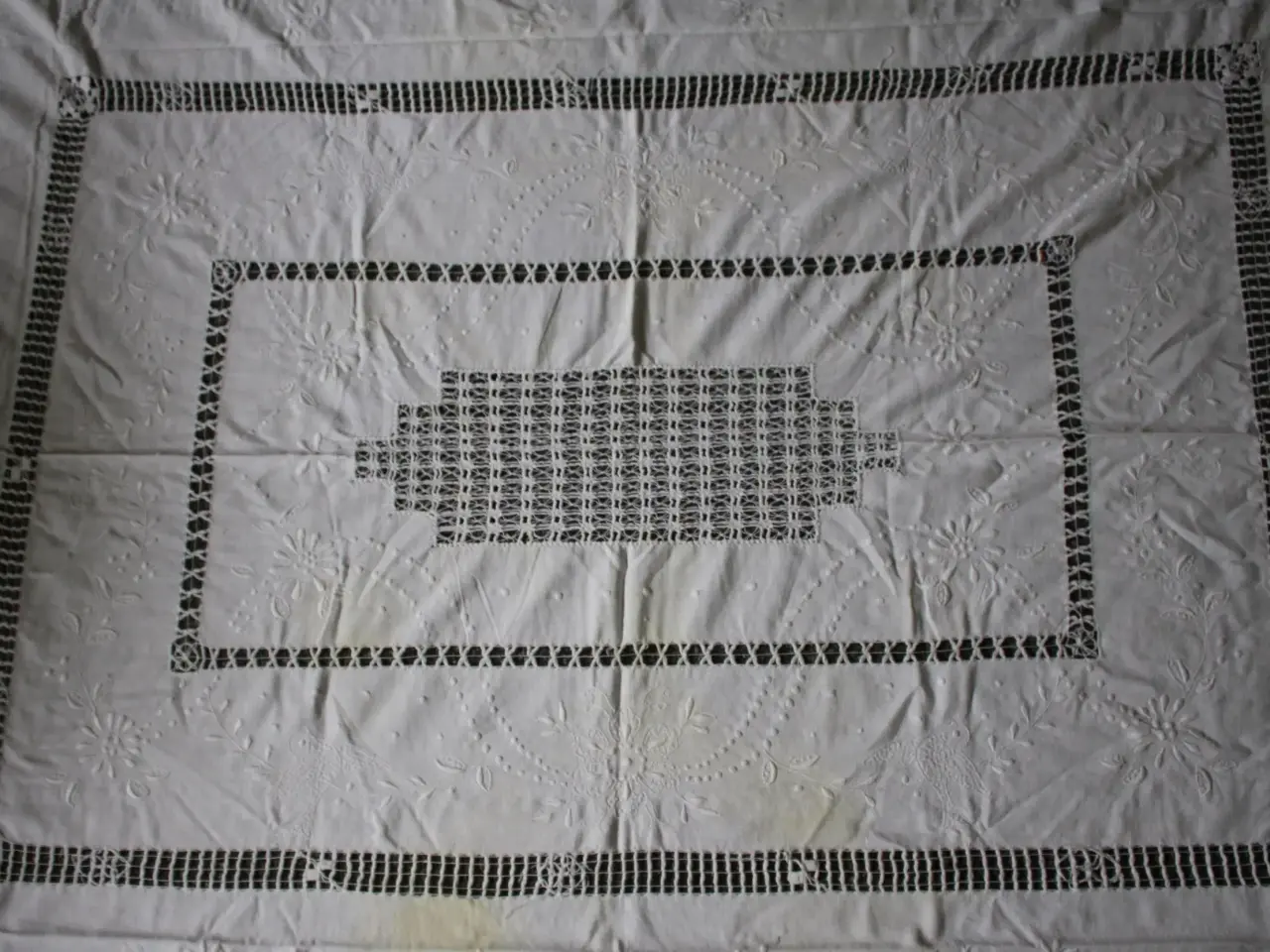Billede 2 - Hvid dug med hvidt broderi