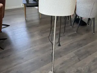 Ikea standerlampe med hvid skærm