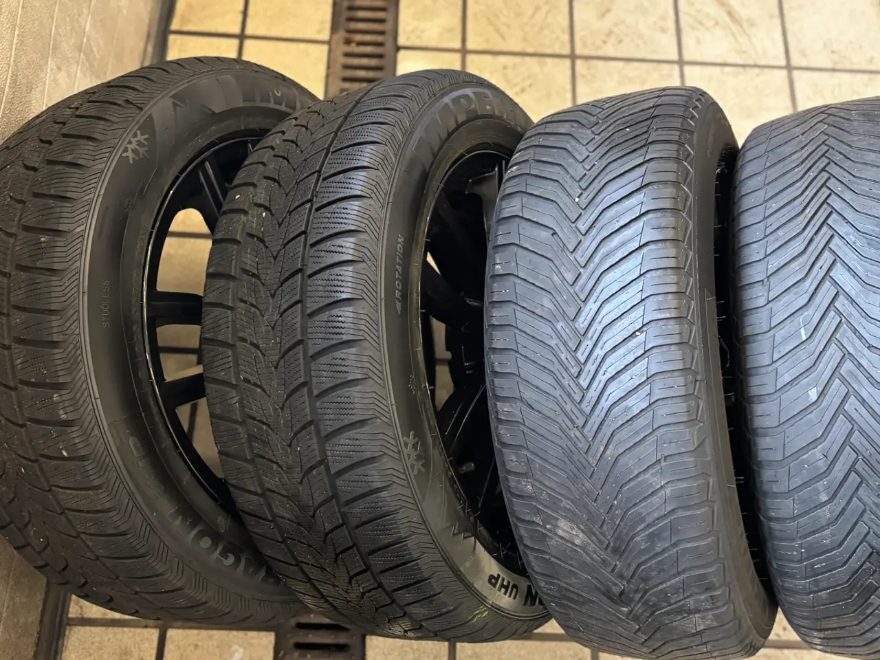 Billede 8 - Sælger et sæt originale Nissan alufælge