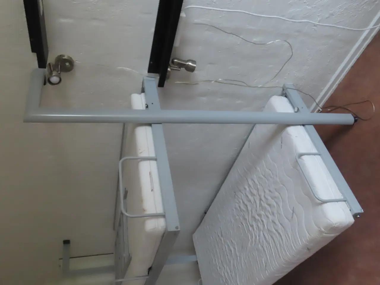 Billede 2 - Indhold på værelse af bord, køjeseng, skab mv.