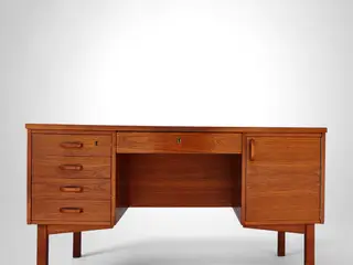 Teakskrivebord med skab og hylder – 1960’erne