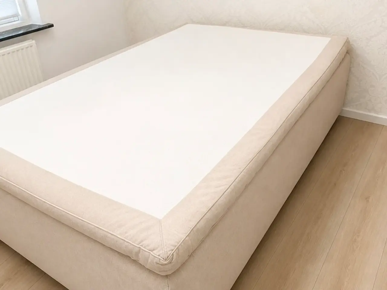 Billede 3 - Beige seng med topmadras