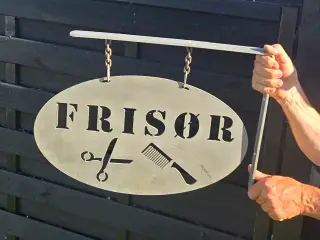 Frisør skilt CNC skåret, med kæder og monagebeslag