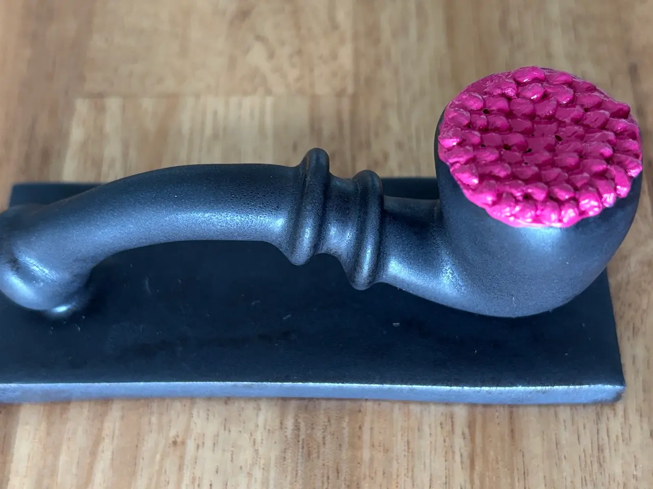 Billede 11 - Lakrids pibe med pink top håndlavet i keramik.
