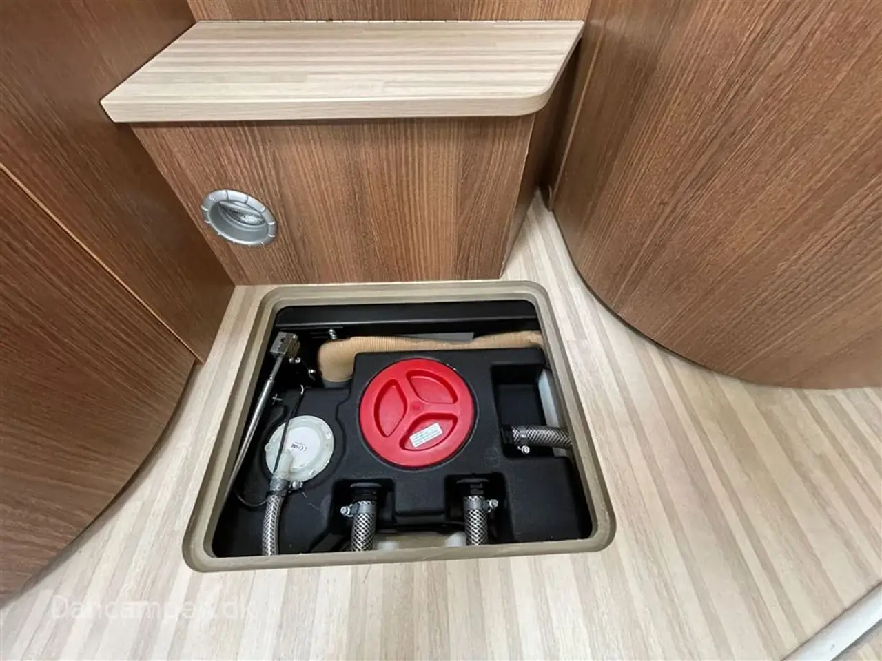 Billede 25 - 2018 - Carthago compactline 144 LE   Kommissionsbil. Automatgear - 150 hk, Enkeltsenge, solceller, inverter, hydrauliske selvnivilerende støttefødder