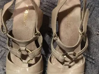 Nye beige wedges til salg