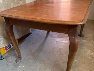 Spisebord i egetræ