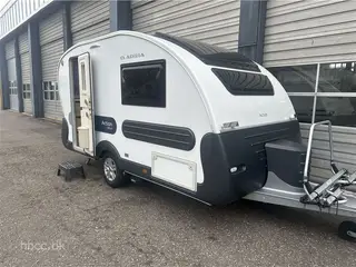 2020 - Adria Action 391 LH Adria Action 391 LH (2020) – Kompakt designvogn med mover, batteripakke & Isabella Shadow