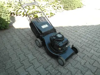 Plæeklipper med Briggs&Stratton motor.