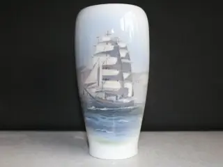 Vase med Skoleskibet Georg Stage, Royal Copenhagen
